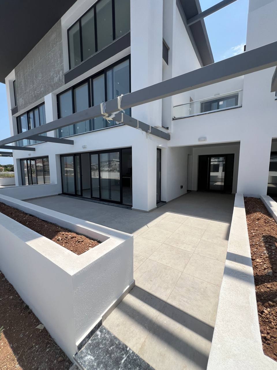 3-bedroom apartment with a front garden in Yenibogazici 