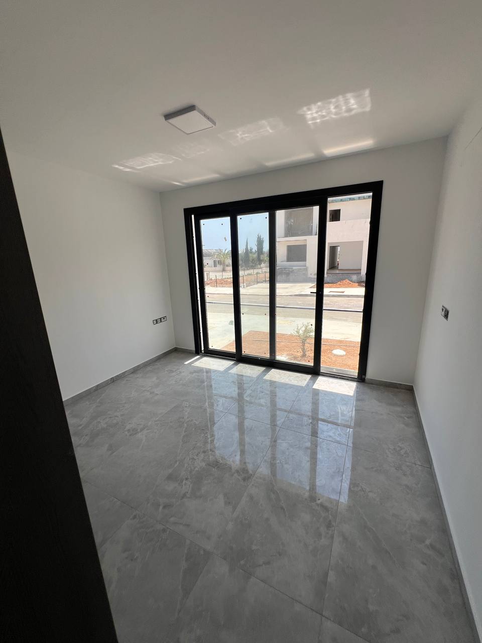 3-bedroom apartment with a front garden in Yenibogazici 