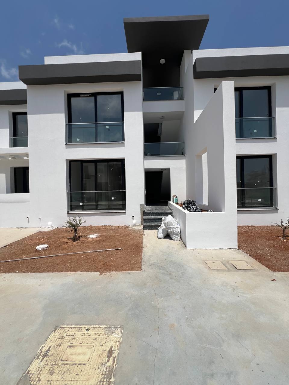 3-bedroom apartment with a front garden in Yenibogazici 